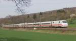 401 509 mitsamt  Gefolge  durchfhrt am 17. April 2013 das frhlingshafte Filstal in Richtung Ulm. Bei Ebersbach entstand dabei dieses Foto.