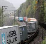 . Begegnung auf der Steige - 

Container-Güterzug und IC begegnen sich auf der Geislinger Steige bei strömendem Regen. 

25.09.2010 (M)