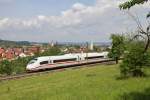 Ein neues Gesicht im Filstal: Seit 15.06.2014 setzt DB Fernverkehr sein neuestes ICE-Modell auch als Doppel ein. Der sogenannte Velaro D verkehrt seitdem als ICE 513 bzw. ICE 516 zwischen Münster (Westf.) bzw. Dortmund und München und steuert damit nun auch planmäßig die Filsbahn an. Am 21. Juni 2014 nutzte ich daher bei Gingen (Fils) die Gelegenheit für dieses Foto von ICE 513 (Münster (Westf.) Hbf - München Hbf). Es führt 407 016-5.