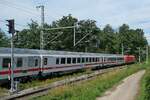 An den von 1016 041 gezogenen Wagen des IC 897, Frankfurt (M) Hbf - Lindau-Reutin hängt die abgebügelte 1116 088, die gleich das neue Lichtsignal passiert, das ungefähr zwei