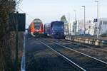 Bei der Haltestelle Friedrichshafen Flughafen begegnen sich am 10.03.2017 der nach Stuttgart fahrende IRE 4212 und die nach Friedrichshafen Hafen fahrende BOB 87563.