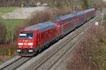 Kurz vor dem nächsten Halt im Bahnhof Biberach (Riß) zieht am 24.11.2017 die 245 036 den aus Stuttgart kommenden IRE 4215 nach Lindau.