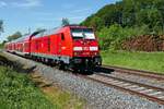 Am 02.06.2019 fährt 245 007 mit dem RE 3232, Lindau - Aulendorf, im Schussentobel bei Kilometer 166.0 an einem Holzlagerplatz vorbei