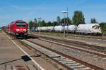 Während eine Voith Maxima 40 CC mit den mit Sand und Soda befüllten Wagen auf freie Fahrt nach Roßberg wartet, fährt 245 036 mit den Wagen des RE 4241, Stuttgart - Lindau, mit 22