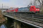 Kurz vor dem nchsten Halt in Biberach (Ri) schiebt die 'Bodensee-Lok' 146 210-0 am 26.01.2022 die Wagen des RE 5 /4216, Lindau-Reutin - Stuttgart ber den Rotbach, der hinter der Brcke in die Ri