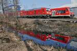 245 035 mit den Wagen des RE 4215, Stuttgart - Lindau, passiert am 28.02.2019 die Haltestelle Biberach (Riß) Süd, an der RB 22650 bereitsteht, um in Kürze die Fahrt nach Ulm zu beginnen