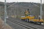 Ein Liebherr A 900 Zweiwegebagger lädt an einem Signalmast Betonelemente auf. Aufnahme entstand am 26.03.2021 im Schussentobel bei Kilometer 164.0.