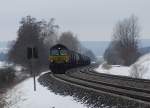 DE 67 der ASCENDOS hat mit den Kesselwagen die Steigung zwischen Bad Schussenried und Wattenweiler fast geschafft.