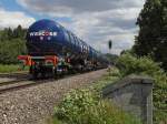 Nachschuss auf den von Aichstetten kommenden und DE 61 der HGK gezogenen Kesselwagenzug, der bis auf die zwei hinter der Lok eingereihten Wagen, nur mit neu aussehenden Wagen zusammengestellt ist.