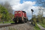 Auf der Fahrt in das Industriegebiet Ulm-Donautal hat 294 763-8 am 27.04.2016 wenige Minuten vor der Aufnahme den Ulmer Hauptbahnhof passiert.