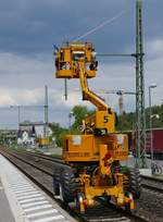 Bauarbeiten zur Elektrifizierung der Südbahn, Streckenabschnitt Biberach - Aulendorf. Zweiwegehubarbeitsbühne am 14.05.2019 an der Haltestelle Biberach Süd.