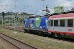 Ausfahrt von 1116 276 mit den Wagen IC 118  BODENSEE  von Innsbruck nach Dortmund aus dem Bahnhof von Biberach (Riß) am 26.08.2022