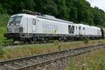 248 004-4 und 223 157-9 vor den Wagen des  Roßberger Kieszuges .