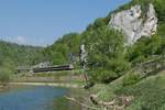 Im Naturpark Obere Donau befindet sich der 'NATURPARKEXPRESS' (HzL 87623) zwischen Dietfurt und Inzigkofen auf der Fahrt von Sigmaringen nach Tuttlingen (05.05.2018).