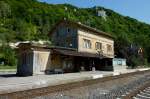 Hausen im Tal, der Bahnhof an der Donautalbahn knnte wieder mal etwas frische Farbe vertragen, Aug.2012