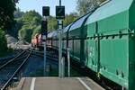 Bahnhof Hanfertal (||) - Blick vom Bahnsteig auf das Ende des von 261 302-4 gezogenen Zuges der Hohenzollerischen Landesbahn (HzL) mit Wagen der Gattung Talns sowie 261 300-8 am Zugende am 11.08.2022. Im Hintergrund teilt sich die Strecke nach Sigmaringendorf (links) und nach Sigmaringen (rechts hinter der Lok)