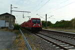 Mit einem Kastelzug am Haken ist die DBC 187 209 bei der Durchfahrt in Eubigheim vor mein Objektiv geraten und das am Abend des 18.8.2022