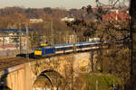 146 522 mit RE 90 Nürnberg-Stuttgart am 18.12.2023 auf der Neckarbrücke in Stuttgart-Bad Cannstatt.