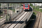 Über das Kreuzungsbauwerk -

Eine S3 in Richtung Backnang überquert das Gleis der Remsbahn (Fahrtrichtung Stuttgart) und unterquert eine Straßenbrücke. Kreuzungsbauwerk an der Streckengabelung von Rems- und Murrbahn zwischen Fellbach und Waiblingen.

07.06.2016 (M)