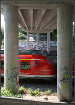 Unter der Brücke -

...fährt eine S-Bahn der Linie S3 auf dem vordersten Gleis in Richtung Stuttgart.

Fellbach, 07.06.2016 (M)