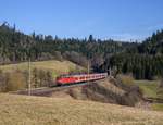 111 021 legt sich bei Mittelrot auf der Murrbahn von Schwäbisch Hall-Hessental kommend mit RB 19984 geschmeidig in die Kurve. Sie wird in Kürze den Bahnhof Fichtenberg erreichen.(25.2017).