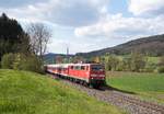 111 163 mit RB 19987 nach Schwäbisch Hall-Hessental in Schleißweiler am 29.4.2017.