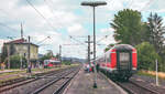 Blick nach Osten auf den Bahnhof Dombühl. Am 24.7.05 hatten noch nicht alle RE einen Steuerwagen am Zugschluss.