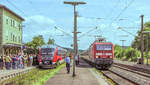 Dombühl am 24.7.05: 642 126 stand als Sonderzug auf Gleis 1 und 143 826 hielt mit dem planmäßigen RE nach Stuttgart auf Gleis 2. 