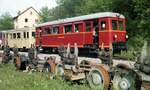 Jagsttalbahn__VT 300 mit Beiwagen im Bf Widdern. Im Vordergrund die nun ausgedienten Rollböcke.__17-05-1986