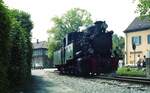 Jagsttalbahn__Lok 99 4652 mit Bahnhof Möckmühl im Hintergrund.__17-05-1986