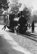August 1971 Spurt des Heizers nach der Wasseraufnahme annlsslich der Erffnungsfahrt der Lok  Helene . 
Ort: Kleinbahnbahnhof Mckmhl