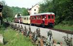 Jagsttalbahn__VT 300 mit 3 VB im Bf Widdern. Im Vordergrund eine stattliche Anzahl Rollböcke, die bei der Jagsttalbahn sehr zahlreich zum Einsatz kamen, bis zuletzt als 1986 der Verkehr mit Zuckerrüben in Normalspurwagen beendet wurde. Der Diesel-Tw 300 [Wismar Bj.1938/40] ex Rhein-Sieg-Eisenbahn, kam mit VB 301+302 1959 zur Jagsttalbahn; heute abgestellt in Bieringen. [Quelle: Jagsttalfreunde e.V.]__17-05-1986