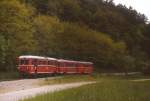 Auch Pfingsten 1983 fanden wie in den Vorjahren Sonderfahrten auf der Jagsttalbahn statt, neben Dampflokomotiven wurden auch Dieselfahrzeuge eingesetzt, wie hier der VT 300 mit zwei Beiwagen, der zwischen Möckmühl und Jagsthausen unterwegs ist. Der Triebwagen wurde 1941 von der Waggonfabrik Wismar für die Rhein-Sieg-Eisenbahn gebaut, die Jagsttalbahn erwarb ihn 1959 und spurte ihn von 785 mm auf 750 mm um.