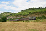 140 438 mit Henkelzug DGS 59943 nach Wassertrüdingen bei Himmelstadt am 9.7.2016.