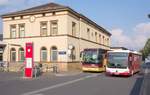 Der Bahnhofsvorplatz in Lohr am Main: Statt der Nebenbahn muss man heute mit dem Bus nach Marktheidenfeld und Wertheim fahren. (Blick nach Osten am 1.10.16) 