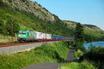 185 389 am 01.07.2015 vor einem nordwärts fahrenden Containerzug bei Gambach im Maintal.