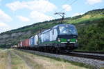Am 26. Juli 2018 ziehen 193 251 und ein weiterer Vectron, der jedoch die WLC-Farben trägt, einen Containerzug bei Thüngersheim Richtung Würzburg.