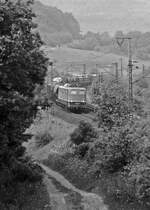 150 054 schafft mit ihrem kurzen Güterzug die Spessartrampe alleine (3.10.1981).