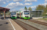 Die RegioShuttle 022 und 003 der Erfurter Bahn begegneten sich am 4.5.16 wieder einmal in Bad Neustadt. Rechts der neue Ausgang der Bahnsteigunterführung nach Osten. 
