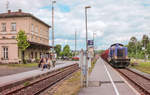 Die MWB-Lok 135 wartete am 24.5.06 in Mellrichstadt auf Gleis 2 auf einen entgegen kommenden Personenzug.