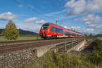 RE 4927 auf dem Weg von Sonneberg nach Nürnberg hatte am 22.10.2023 einige Minuten Verspätung, als sich der Zug Bad Staffelstein näherte. Grund war das Warten auf RE 4907, welcher in Lichtenfels angekuppelt wurde. Unterwegs war an diesem Tag 442 304 mit einem weiteren 442. Vor dem Ort haben die Fahrgäste einen schönen Blick auf Kloster Banz. 