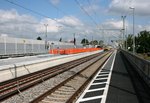 Der Bahnhof Eltersdorf, wie er sich im Bauzustand seit dem 15.08.2016 präsentiert: Mittig der Bahnsteig zwischen den zukünftigen und momentan nicht befahrenen S-Bahn-Gleisen, links und rechts an den außen liegenden Fernbahngleisen die provisorischen Bahnsteige, die bis zum (zur Zeit in den Sternen stehenden) Abschluss des viergleisigen Ausbaus zwischen Eltersdorf und Fürth in Betrieb bleiben werden (06.09.2016).