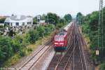 111 130 fuhr am 30.6.04 mit einer Garnitur von Doppelstockwagen als RE von Coburg nach Nürnberg. 8,2 km nördlich von Bamberg passierte sie kurz vor Breitengüßbach den Abzweig der Strecke nach Ebern.