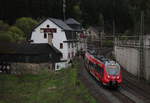 442 775-4 passiert am 05.05.2017 mit dem RE 4986 (Nürnberg Hbf - Jena Saalbf) die Fischbachmühle in Lauenstein.