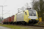 01. April 2008, Der tägliche Müllzug mit Duftwolke und SIEMENS-Dispolok ES 64 U2-006 (182 506) verlässt Kronach in Richtung Saalfeld.