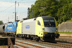 17. Juni 2008, Bahnhof Kronach, am Stellwerk Süd: Ein Güterzug in Richtung Saalfeld wird von der Siemens-Dispolok ES 64 02-014 (182 514) und der in Diensten der Mittelweserbahn stehenden 1116 912 gezogen.