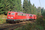 18. Oktober 2006, Bei Steinbach a.W., am km 43,00 der Frankenwaldbahn, befördern Lok 140 869 und eine weitere 140 einen Kohlezug in südlicher Richtung.
