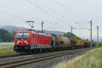 16. Juli 2020, ein aus Richtung Saalfeld kommender Güterzug fährt, bespannt mit Lok 187 104, durch Küps.