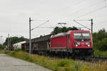 06. Juli 2020, ein Güterzug, bespannt mit Lok 187 165, fährt durch Küps in Richtung Saalfeld. 