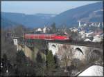 Eine 143 mit ihrer Regionalbahn nach Lichtenfels auf dem Trogenbachviadukt in Ludwigsstadt.(04.02.2009)